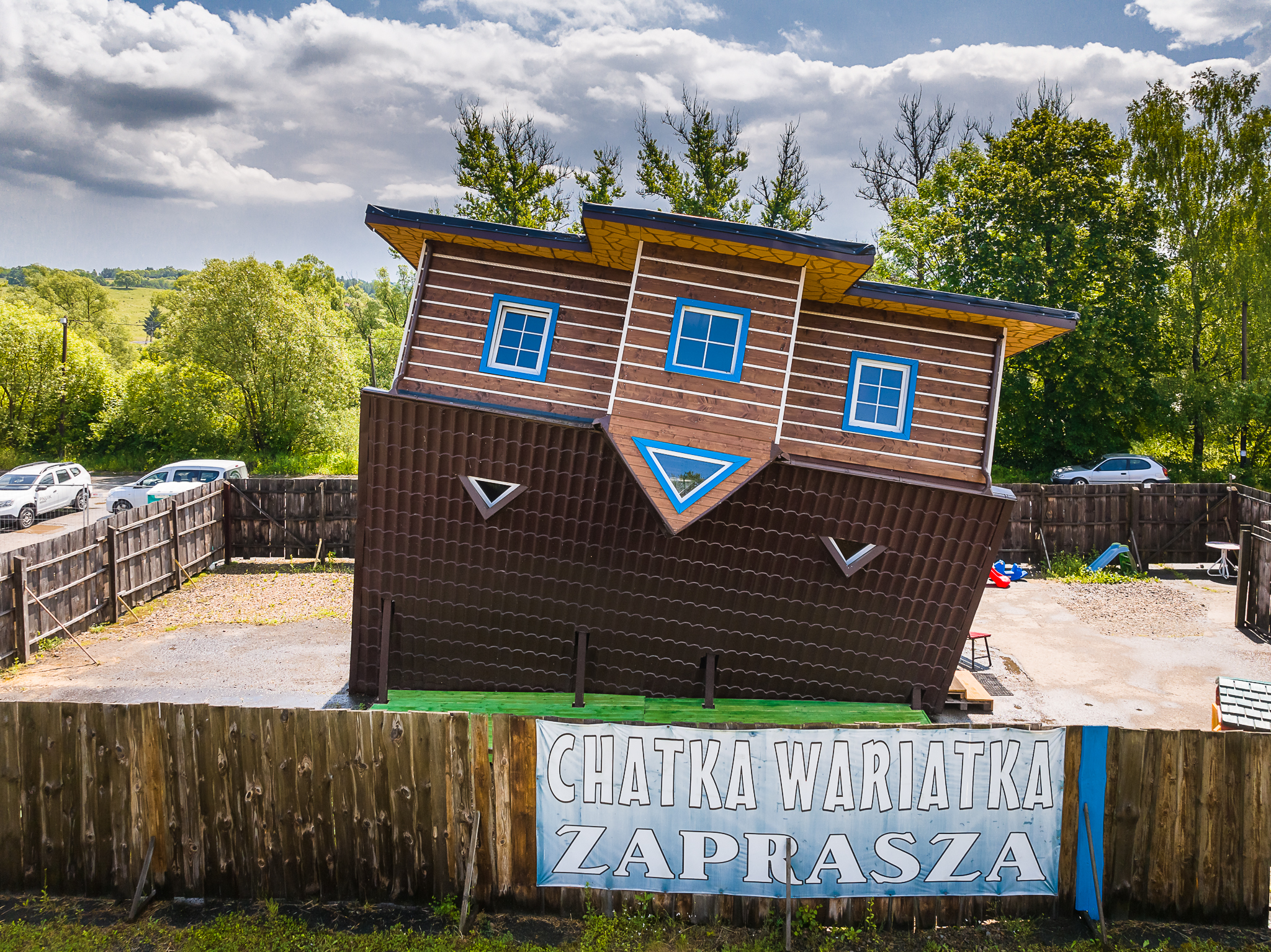 Chatka Wariatka z lotu ptaka